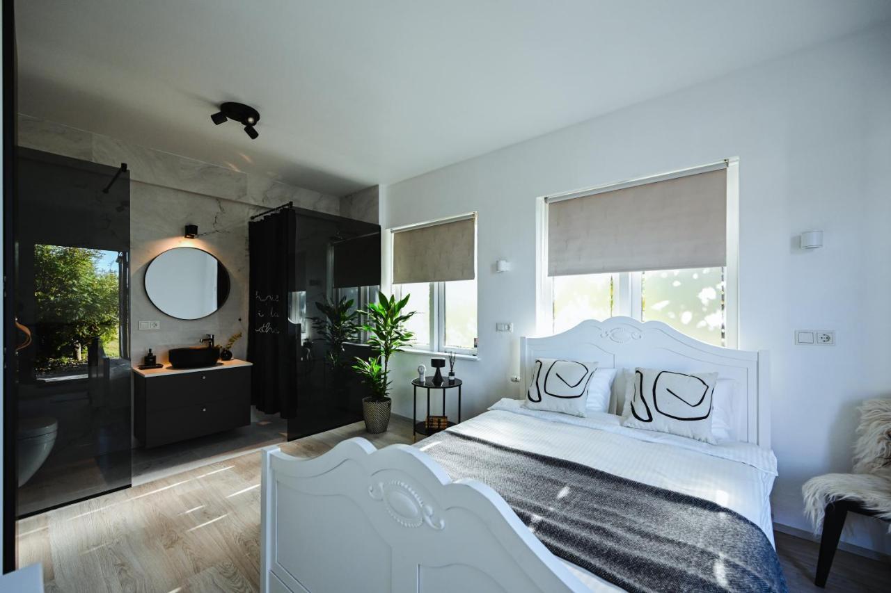 Alka - Cozy Room By The Sea With Private Hot Tub Njarthvik Kültér fotó