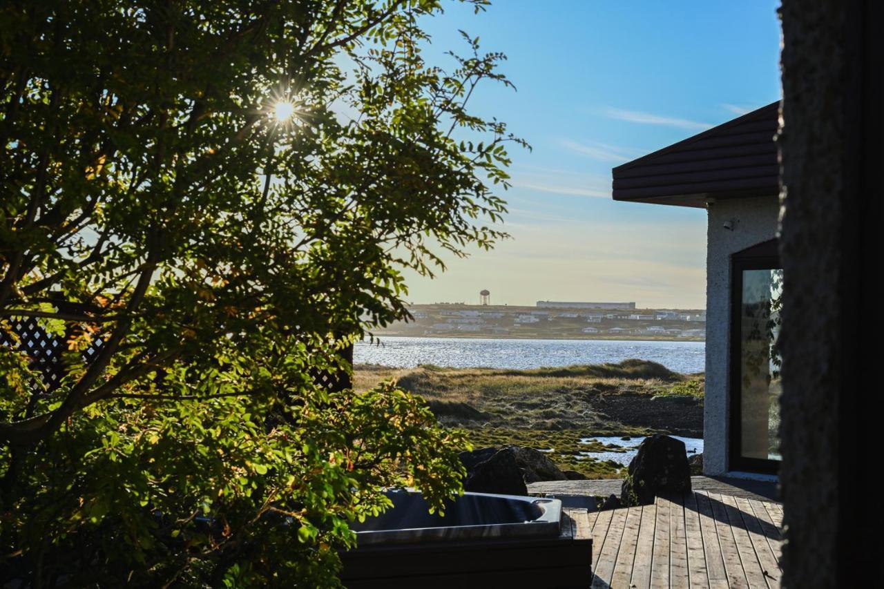 Alka - Cozy Room By The Sea With Private Hot Tub Njarthvik Kültér fotó