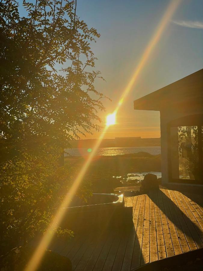 Alka - Cozy Room By The Sea With Private Hot Tub Njarthvik Kültér fotó