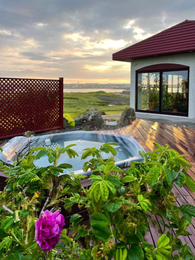 Alka - Cozy Room By The Sea With Private Hot Tub Njarthvik Kültér fotó